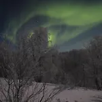 Aurora Moekki Porealtaalla Lapissa Tenojoen Rannassa Chalet Nuorgam