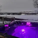 Aurora Moekki Porealtaalla Lapissa Tenojoen Rannassa Chalet Nuorgam