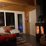 Aurora Moekki Porealtaalla Lapissa Tenojoen Rannassa *