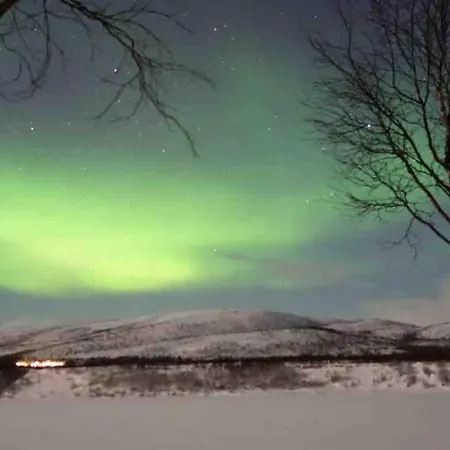 Aurora Moekki Kylpyaltaalla Lapissa Tenojoen Rannassa Chalé Nuorgam