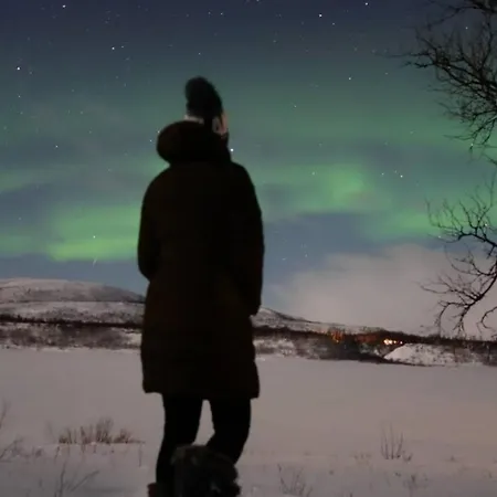 Aurora Moekki Kylpyaltaalla Lapissa Tenojoen Rannassa Chalé *