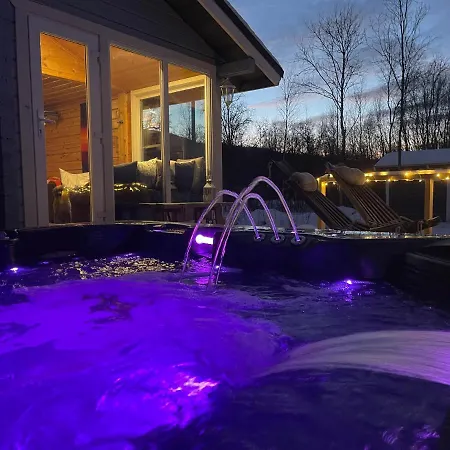 Aurora Moekki Porealtaalla Lapissa Tenojoen Rannassa Chalet