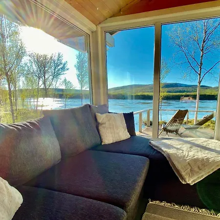 Aurora Moekki Kylpyaltaalla Lapissa Tenojoen Rannassa Nuorgam
