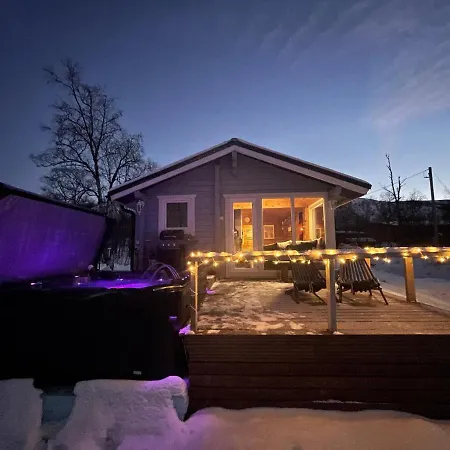 Chalet Aurora Moekki Kylpyaltaalla Lapissa Tenojoen Rannassa