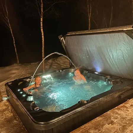 Aurora Moekki Porealtaalla Lapissa Tenojoen Rannassa * Nuorgam