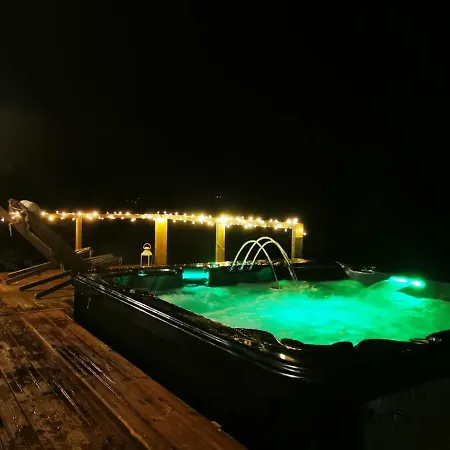 Aurora Moekki Porealtaalla Lapissa Tenojoen Rannassa Nuorgam