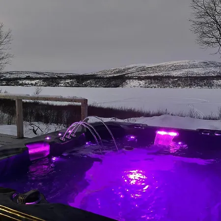 Aurora Moekki Porealtaalla Lapissa Tenojoen Rannassa Chalet Nuorgam