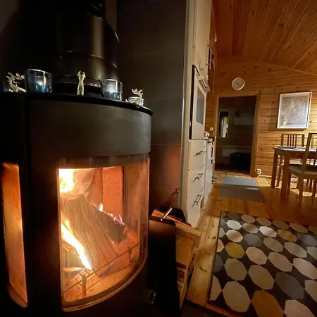 Chalet Aurora Moekki Kylpyaltaalla Lapissa Tenojoen Rannassa Nuorgam