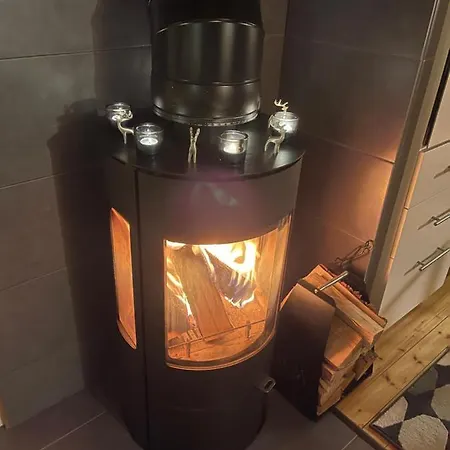 Alpesi faház Aurora Moekki Porealtaalla Lapissa Tenojoen Rannassa Nuorgam