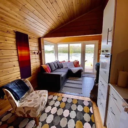 Aurora Moekki Porealtaalla Lapissa Tenojoen Rannassa * Nuorgam