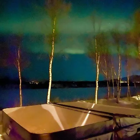 Aurora Moekki Kylpyaltaalla Lapissa Tenojoen Rannassa Chalé