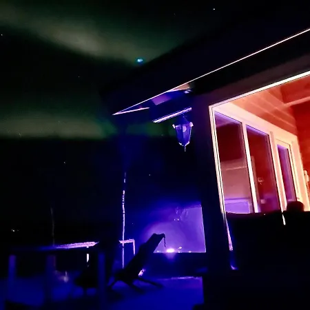 Chalet Aurora Moekki Kylpyaltaalla Lapissa Tenojoen Rannassa