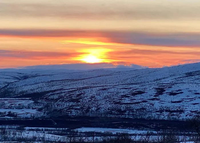Aurora Moekki Porealtaalla Lapissa Tenojoen Rannassa