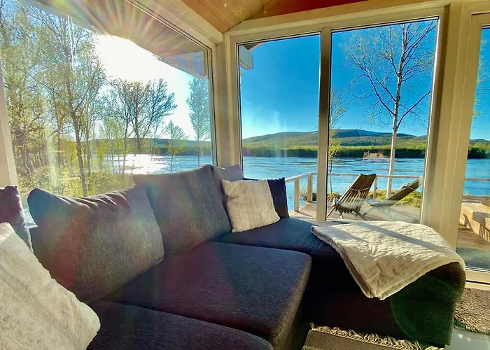 Aurora Moekki Porealtaalla Lapissa Tenojoen Rannassa Nuorgam