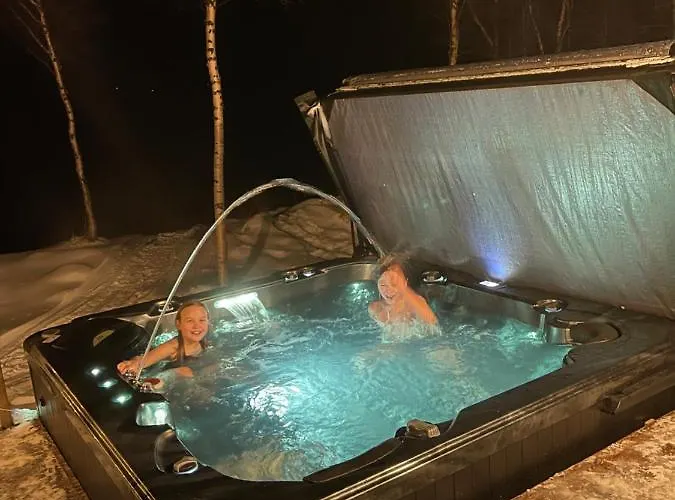 Aurora Moekki Porealtaalla Lapissa Tenojoen Rannassa * Nuorgam