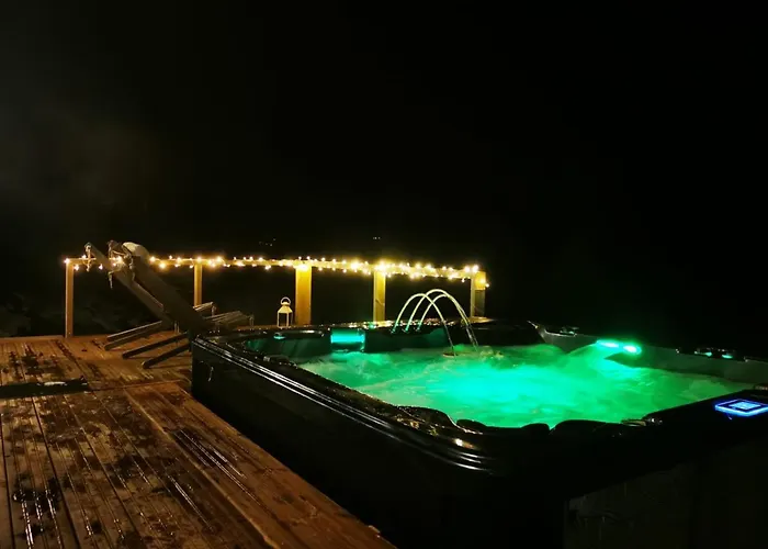 Aurora Moekki Porealtaalla Lapissa Tenojoen Rannassa Nuorgam